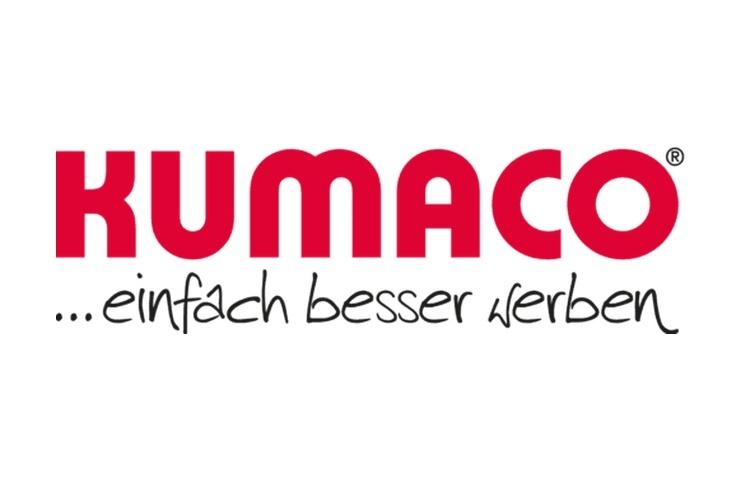 Logo von Kumaco mit dem Slogan „einfach besser werben“, rot auf weißem Hintergrund.