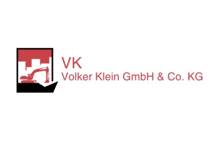 Logo der Firma Volker Klein GmbH & Co. KG mit einem Bagger und der Abkürzung "VK" in roter Schrift.