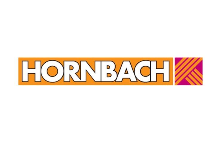 Logo von Hornbach, orangefarbener Hintergrund mit weißen Buchstaben und pinkem, gestreiften Quadrat rechts.