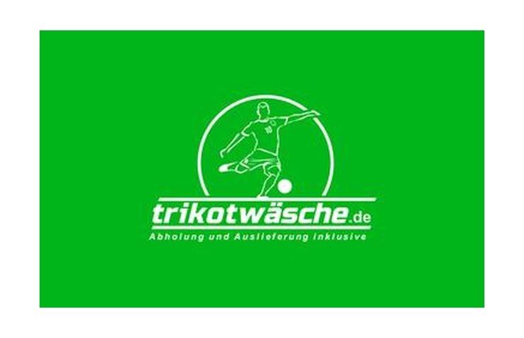 Logo von trikotwäsche.de mit einem stilisierten Fußballspieler, grünem Hintergrund und dem Slogan „Abholung und Auslieferung inklusive“.