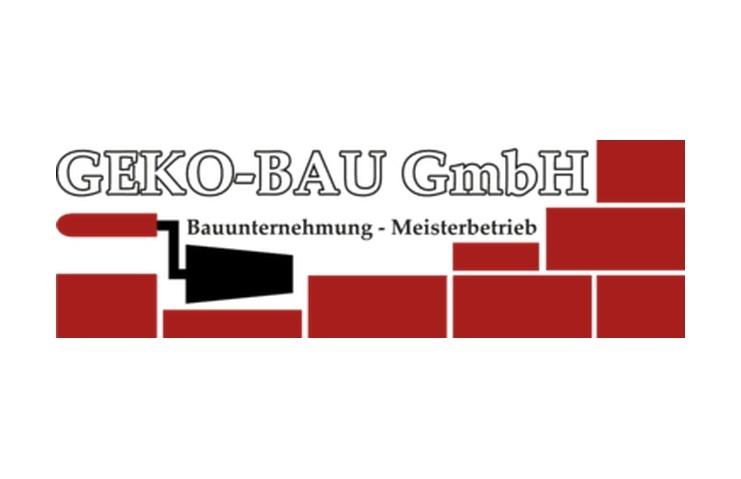Logo der GEKO-BAU GmbH mit Mauerstein-Motiv und Pinsel als Symbol für Bauunternehmen und Meisterbetrieb.